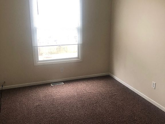 3rd image of 916 Titus Ave