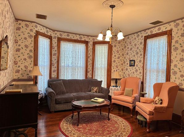 1317 John St, Winfield, KS 67156