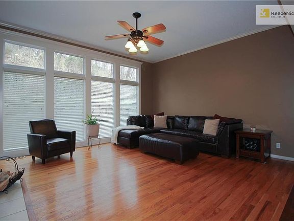 4th image of 513 NE Emerald Dr