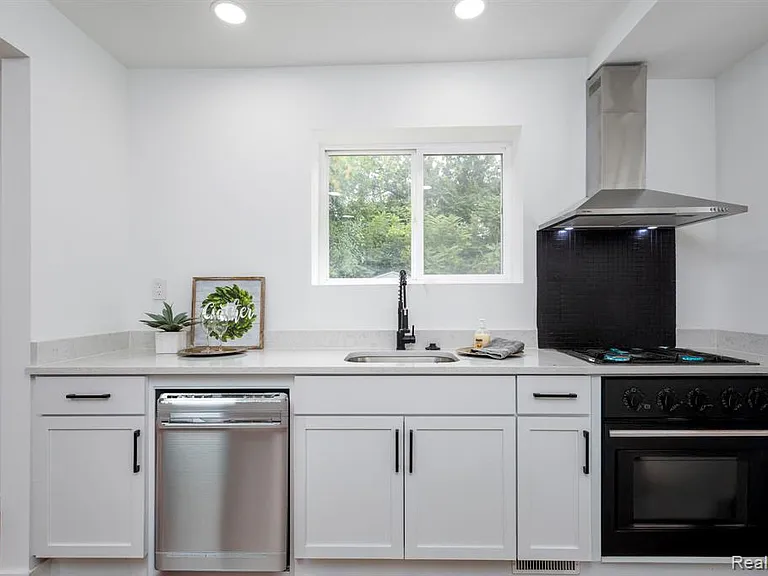 2744 Lawrence St — Photo 14