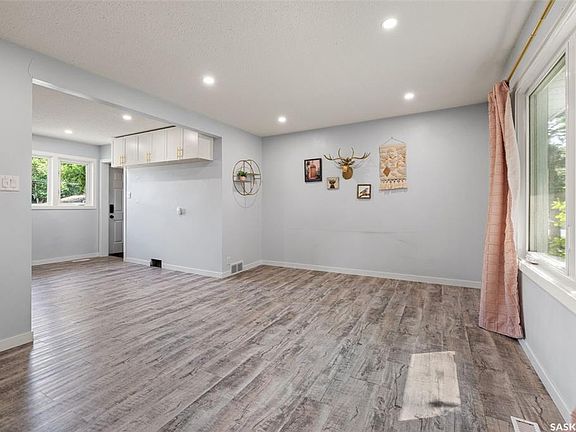 3rd image of 2457 MacKay STREET