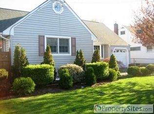 4 Gary Ln, North Babylon, NY 11703