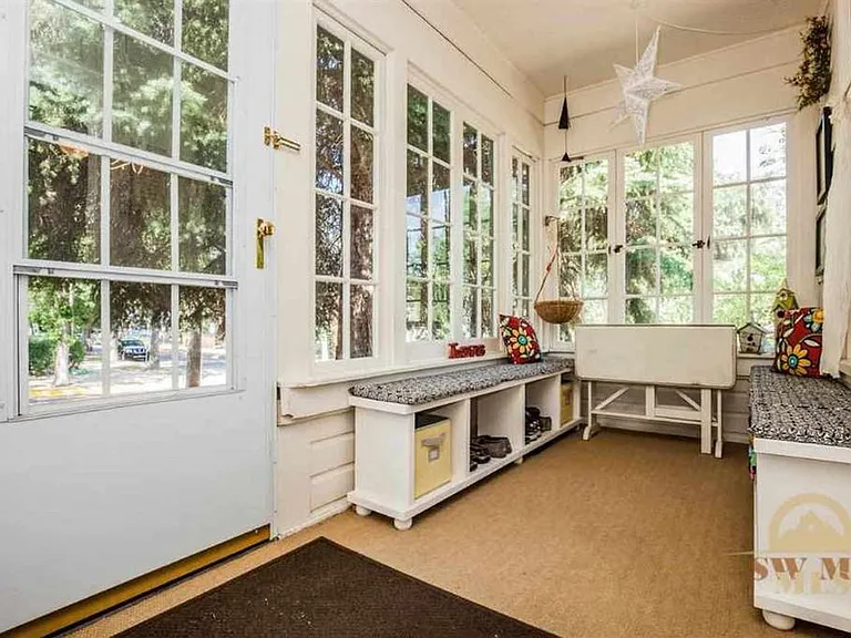 902 S 6th Ave — Photo 2