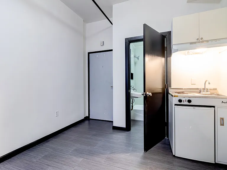 423 W 8th St #313 — Photo 11