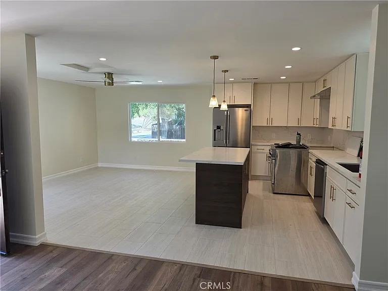 10849 N Swinton Ave — Photo 5