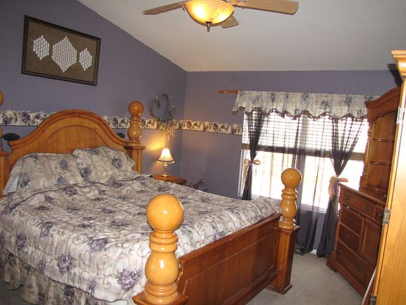 Master Bedroom w adjoin bath