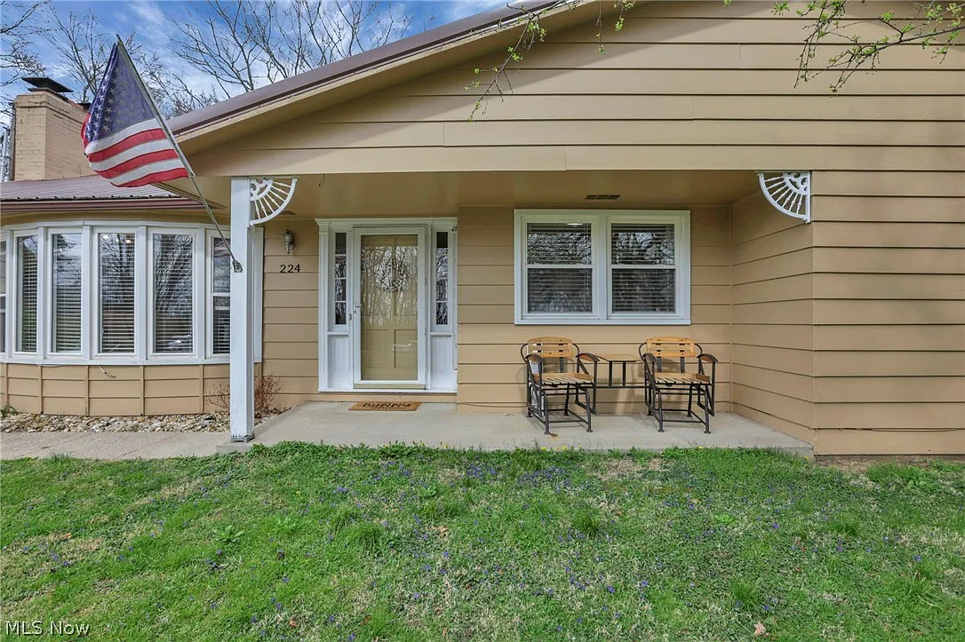224 Brentwood Dr NE photo 1