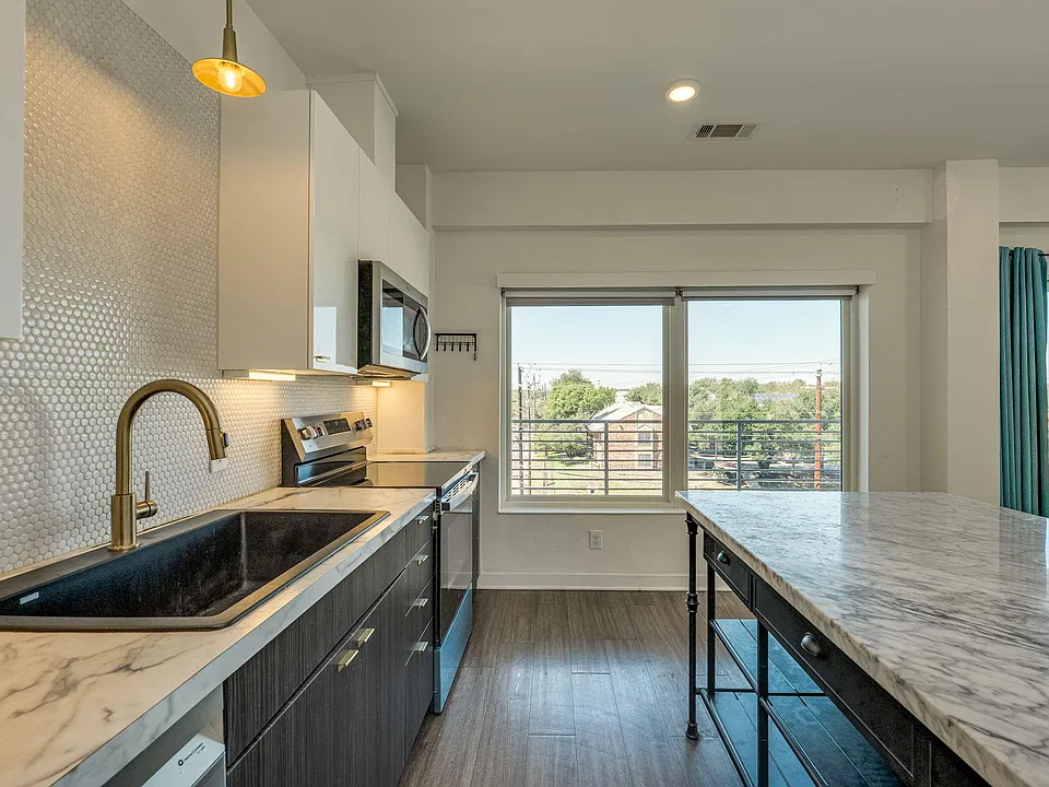 4361 S Congress Ave #401