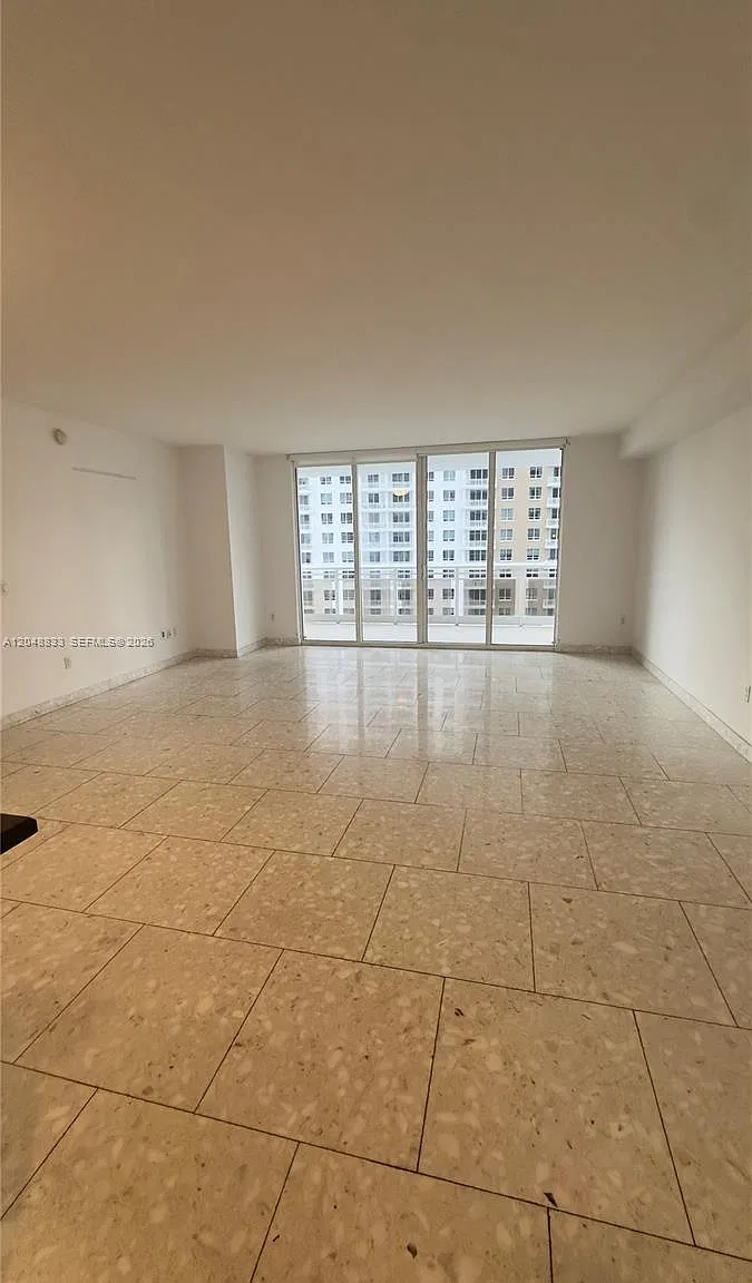 Carbonell Condo — Photo 4
