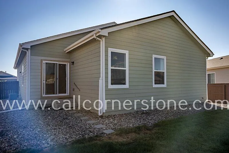 3 bed, 2.0 bath, 1469 sqft, $2,422 — Photo 2