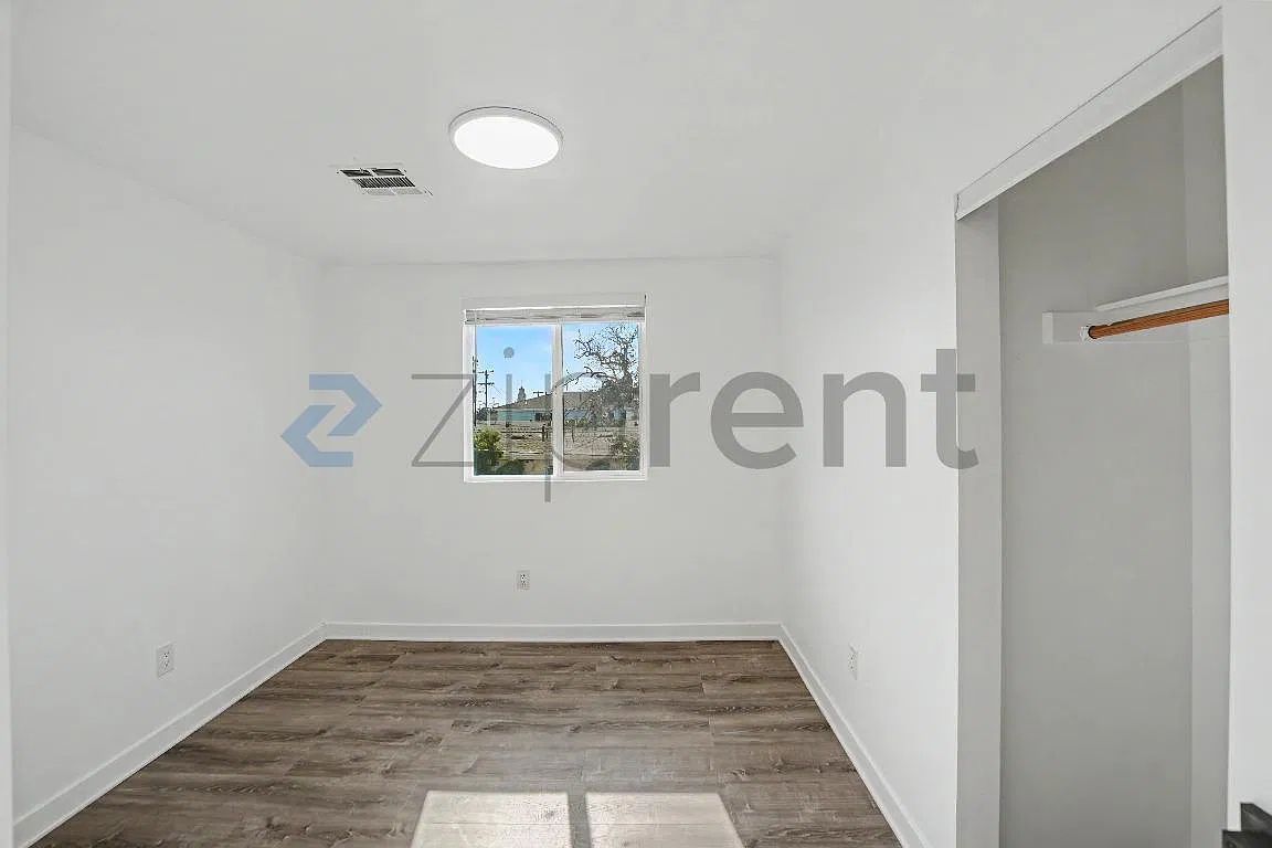 5 bed, 2400 sqft, $4,400 — Photo 4