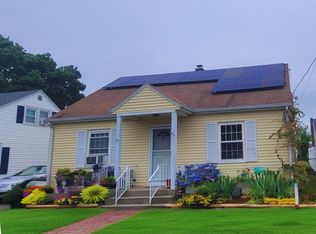 66 1st St, Pawtucket, RI 02861