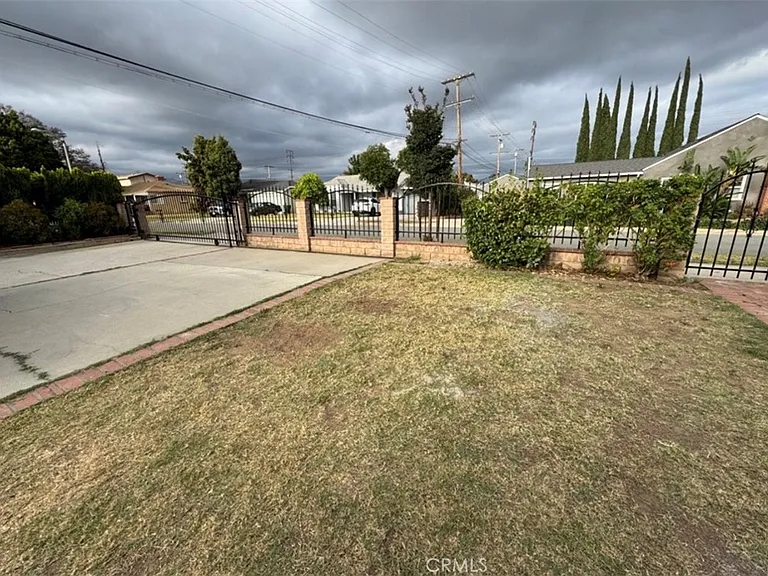 141 W Fairview Ave — Photo 3