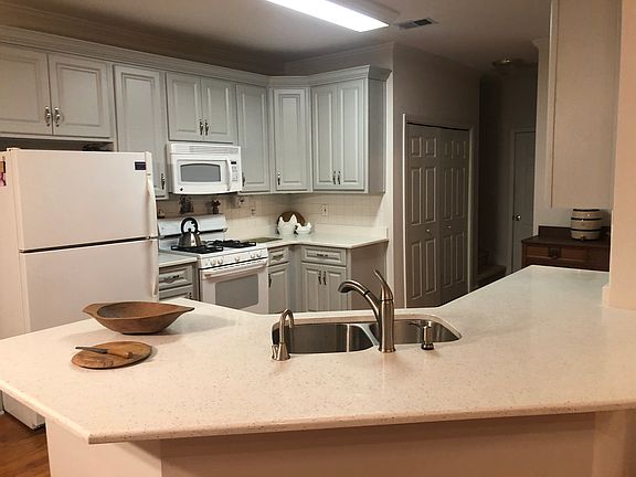 2nd image of 200 Shoreline Dr