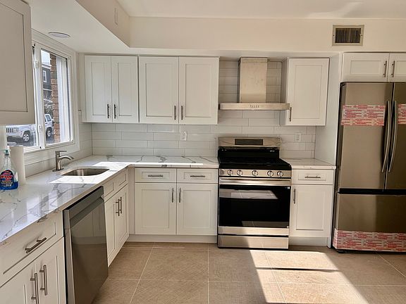 Spacious sun dreanched Eat In Kitchen