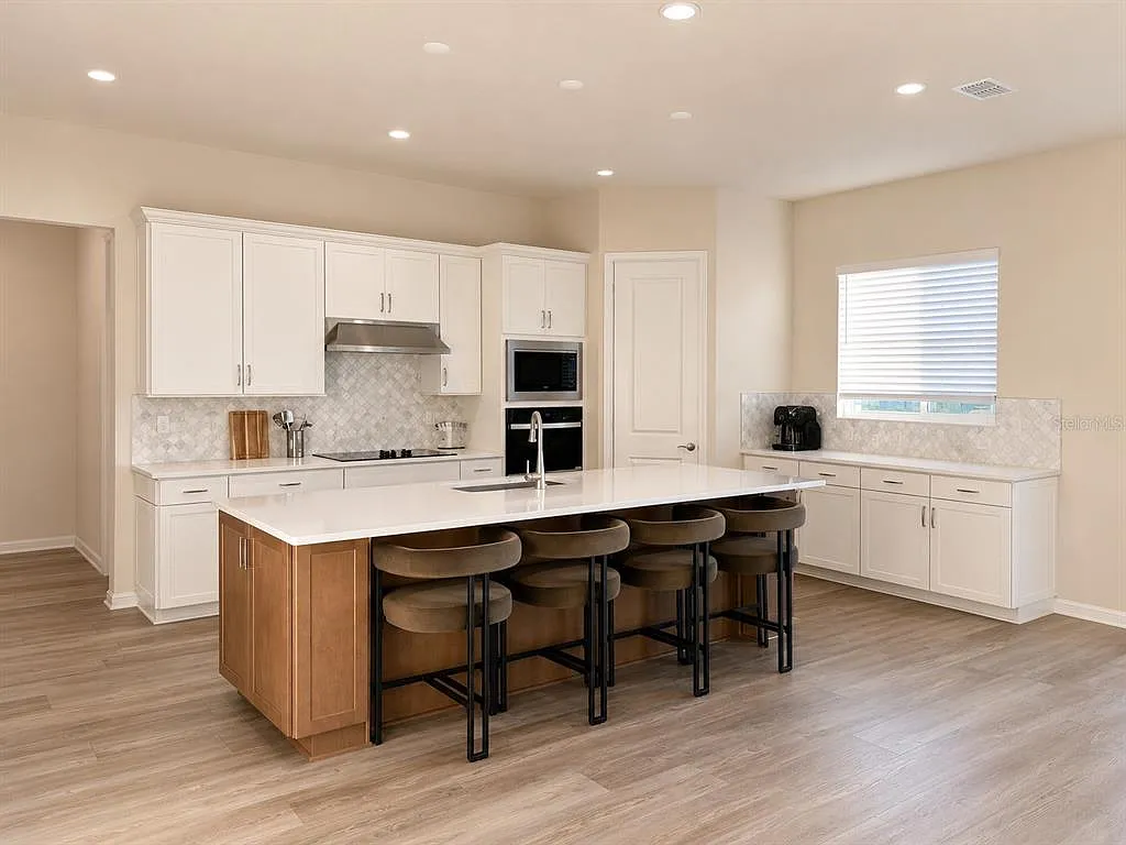 5 bed, 4.0 bath, 3820 sqft, $4,800 — Photo 3