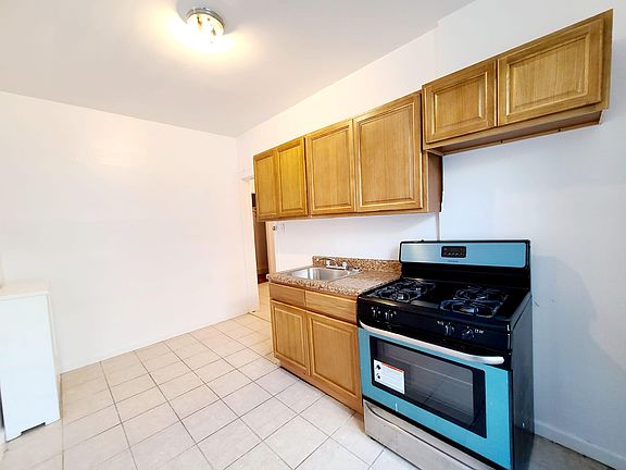 3rd image of 926 E 224th St #2