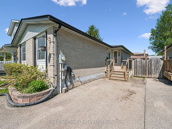 4th image of 369 Strathallan St