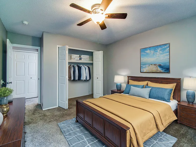 Hillcrest Club Apartments — Photo 16