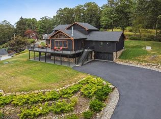 8 Sutton Rd, Hopatcong Boro, NJ 07843