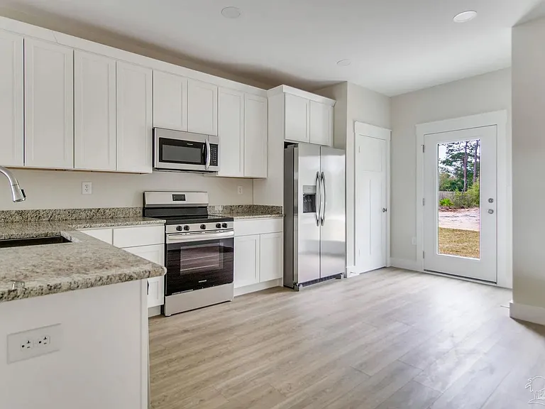 1002 W Hernandez St #A — Photo 6