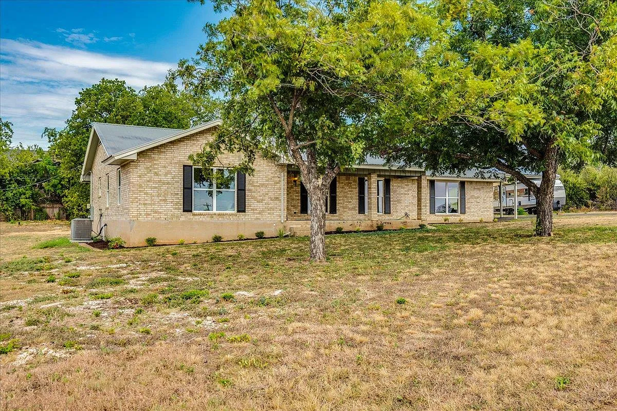 3 bed, 2.0 bath, 2700 sqft, $4,000 — Photo 4
