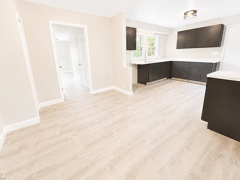 1185 Townsend Ave — Photo 6