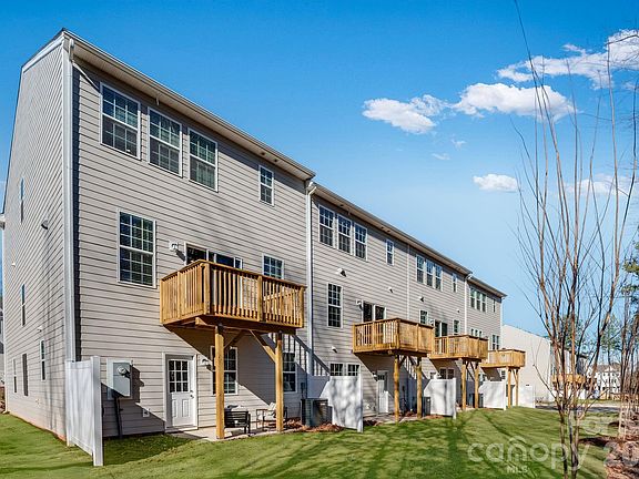 3rd image of 1028 Bandon Dr #32
