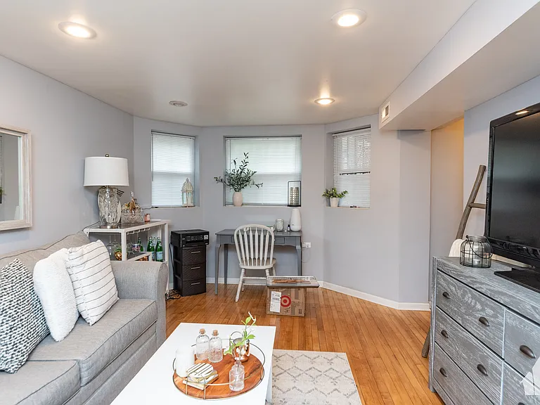 1332 W Barry Ave #GDN — Photo 6