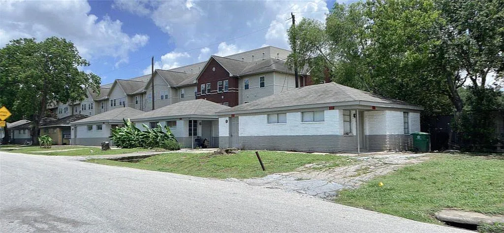 2 bed, 1.0 bath, 800 sqft, $950 — Photo 1