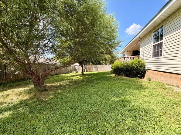 215 Elizabeth Dr, Huntsville, AR 72740