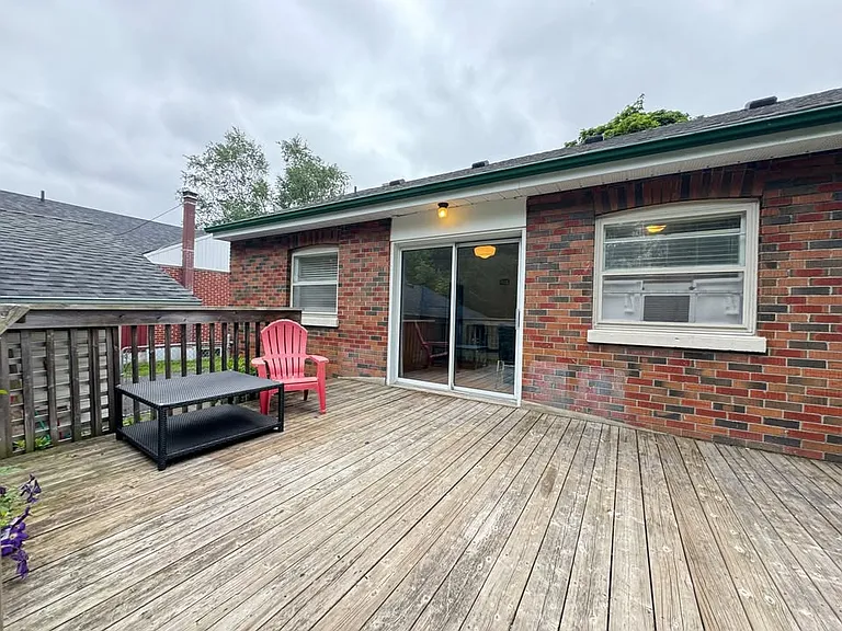 73 Eugenia St #UPPER LEVEL — Photo 31