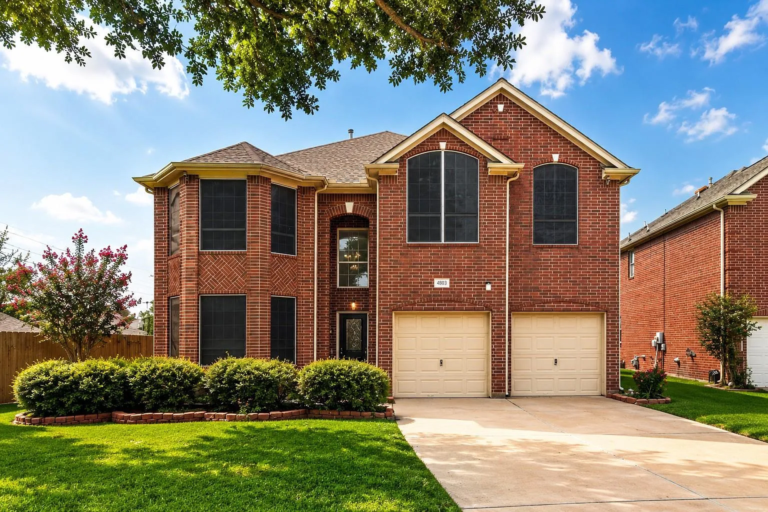 4 bed, 2.5 bath, 2576 sqft, $2,500 — Photo 1