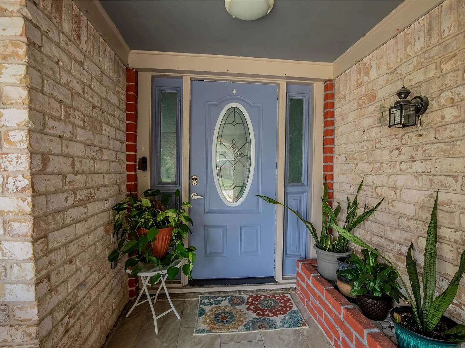 4 bed, 2.0 bath, 2323 sqft, $1,900 — Photo 2