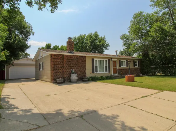 303 4th St NE, Surrey, ND 58785