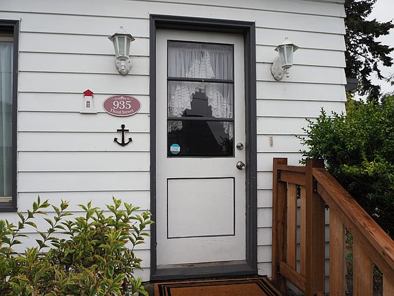 Friendly front door and heavy-duty handrail..it won't budge.