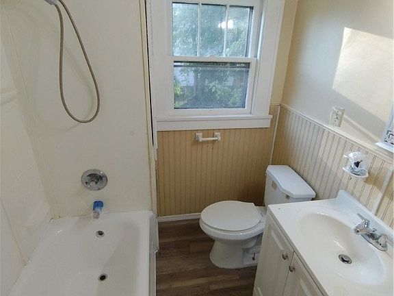 2nd image of 288 Potomac Ave