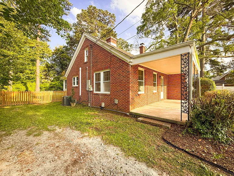 608 N Jackson St — Photo 3