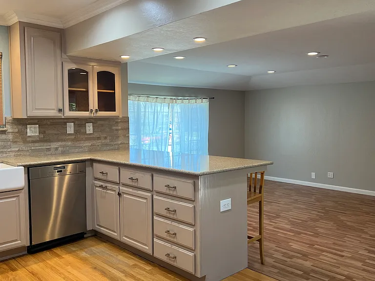 1598 Marietta Dr — Photo 8
