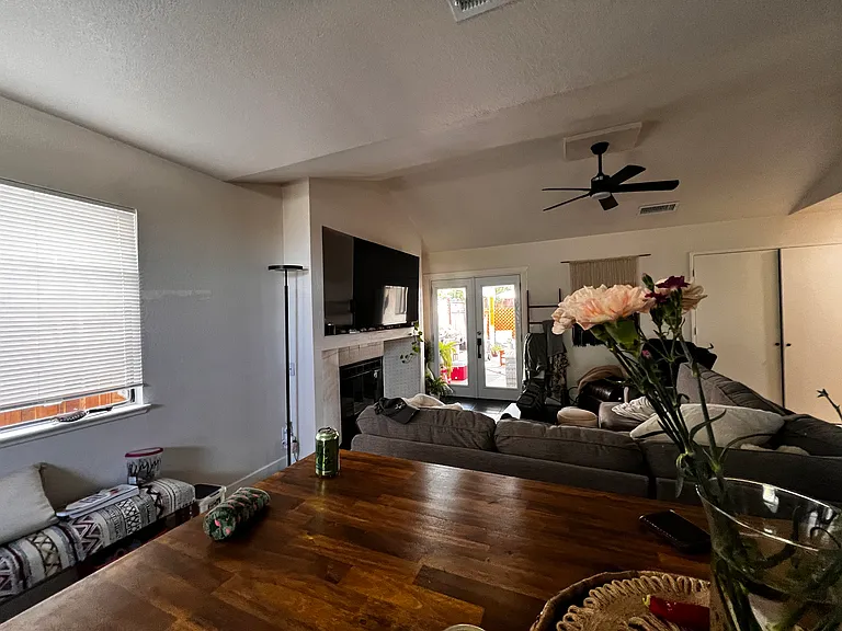 2200 Oxford Ave — Photo 2