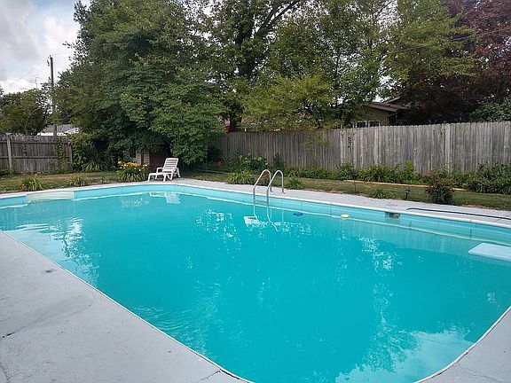 3rd image of 821 Oxford Dr