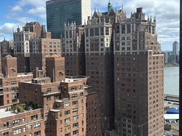 300 East 40th Street 24H image 2 of 15
