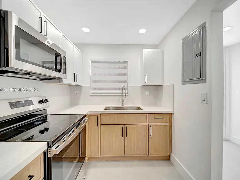 1083 W 38th St #23-8 — Photo 4
