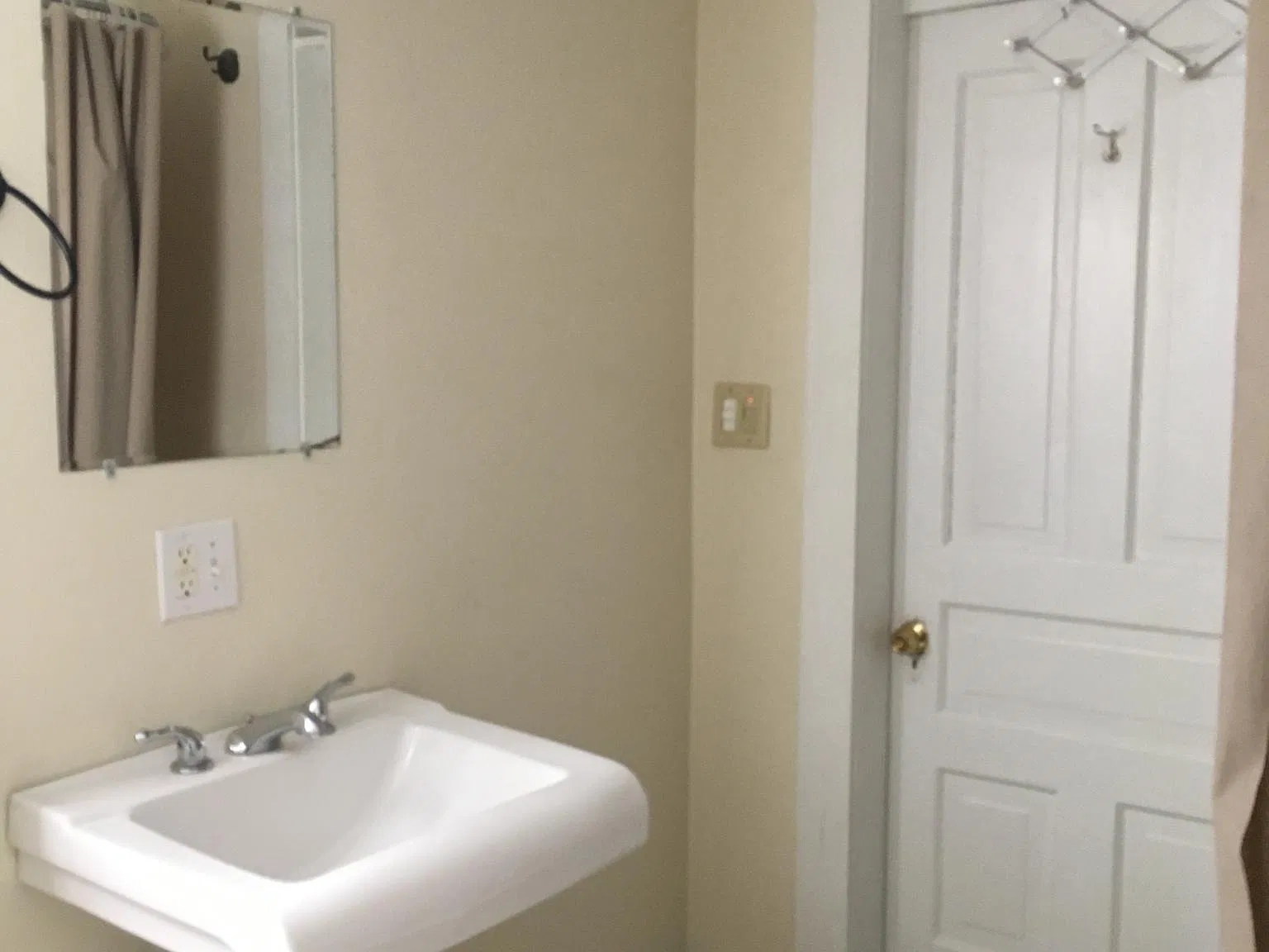 5 bed, 1500 sqft, $2,365 — Photo 4