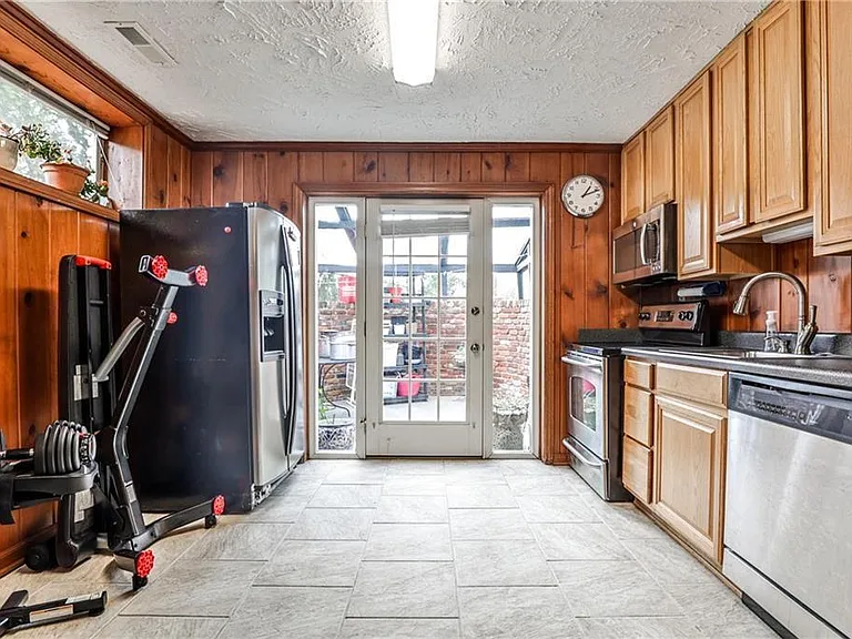 800 Glenairy Dr — Photo 13