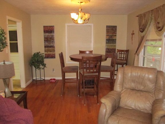 3rd image of 424 University Dr