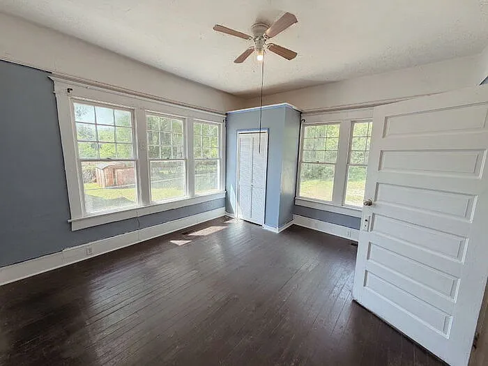 1025 Hillyer Ave — Photo 1
