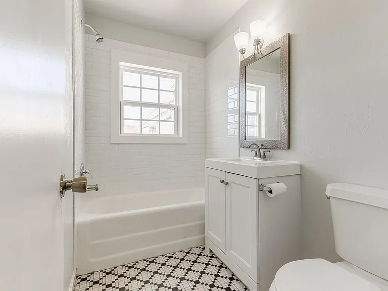 2042 NW 34th St — Photo 17
