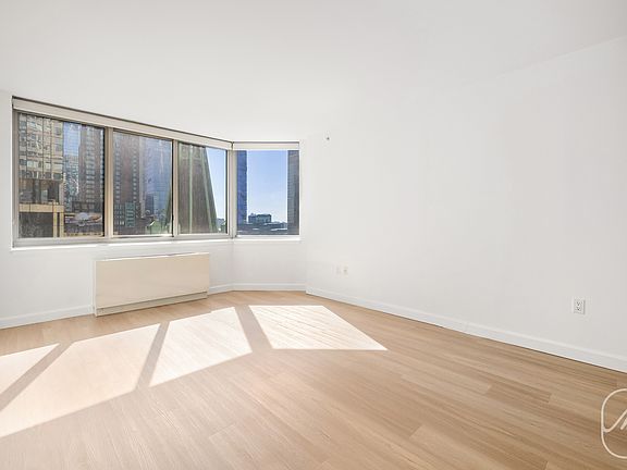 4th image of 561 10th Ave APT 14G