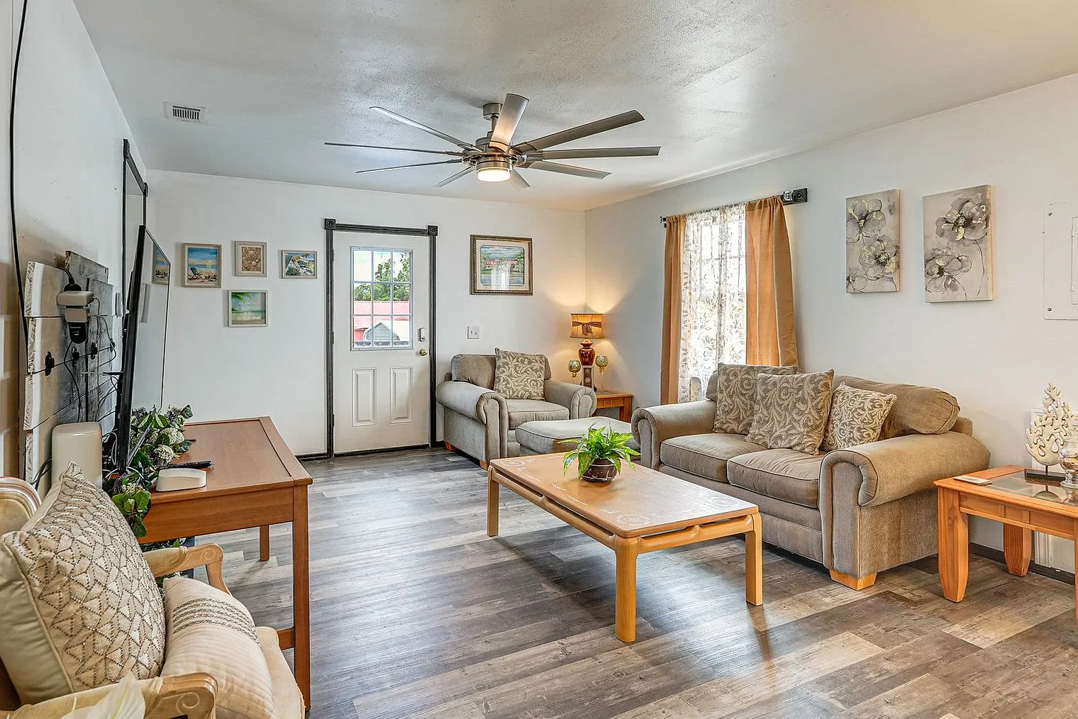 2 bed, 1.0 bath, 893 sqft, $2,096 — Photo 3